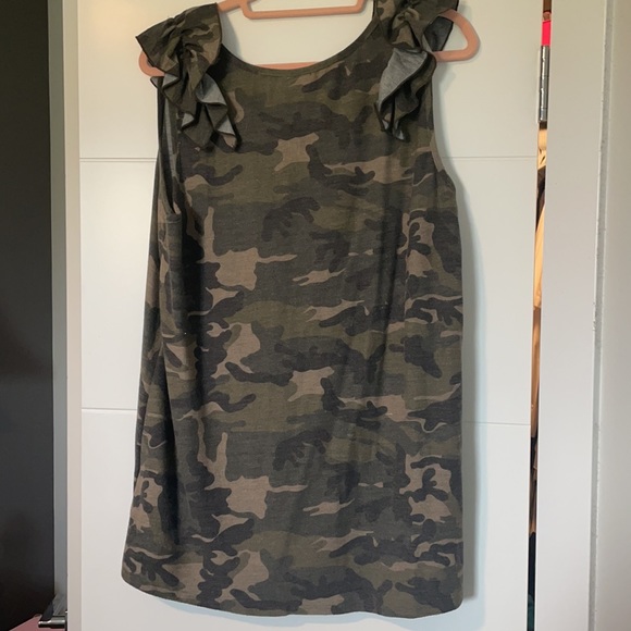 BNWT Lavender & lace camo ruffle sleeve tank Large - Picture 3 of 4